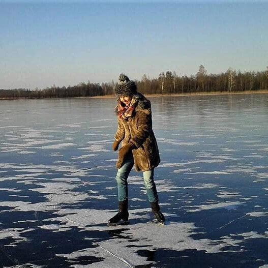 zdjęcie kobiety jeżdżącej na łyżwach po zamarzniętym jeziorze w Czarnym Hańcu